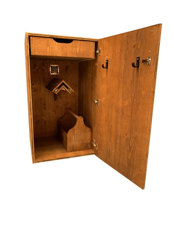 Photo d'une armoire de sellerie Horse's Box avec porte-selle, tiroir, porte-filet / cravache et boite de rangement