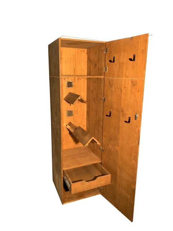 Photo d'une armoire de sellerie en Grand Modèle Horse's Box avec porte-selle, tiroir, porte-filet / cravache et boite de rangement